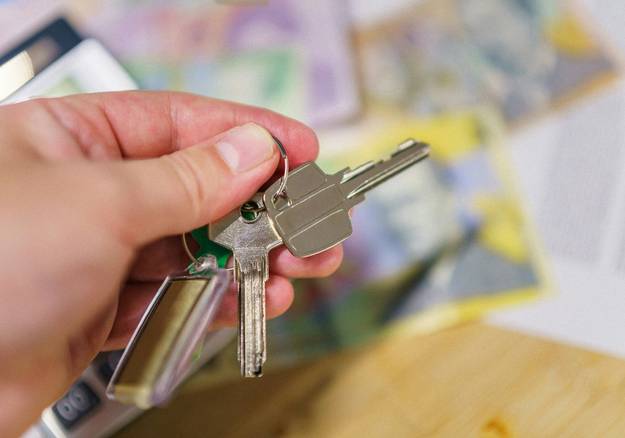 Arizona landlord and tenant exchanging keys and security deposit